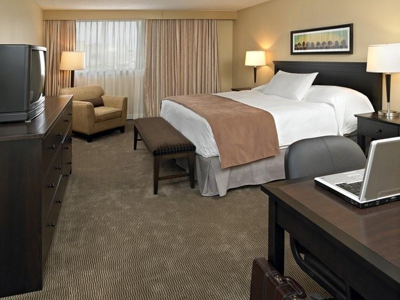 Baymont By Wyndham Red Deer Hotel Room photo