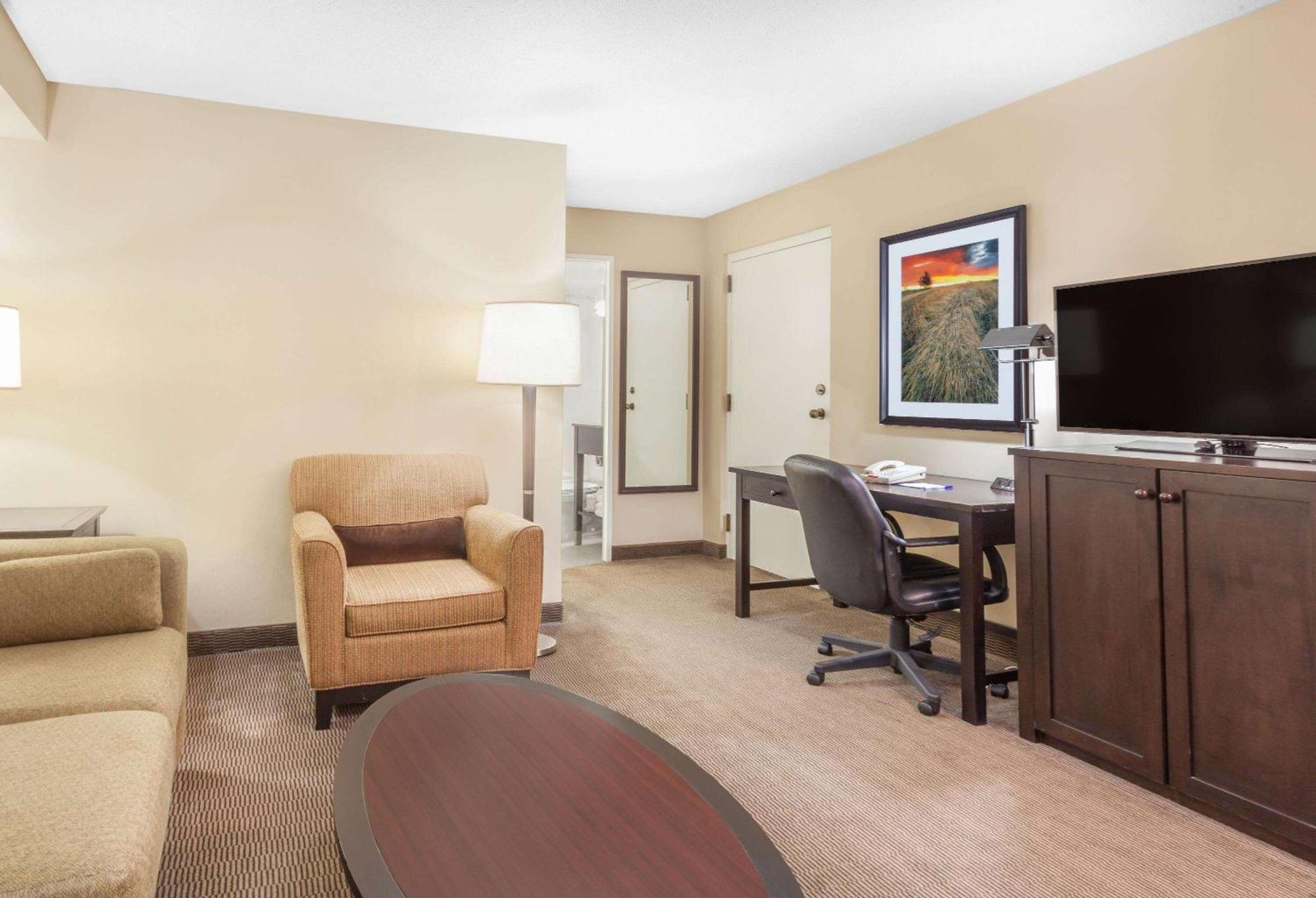 Baymont By Wyndham Red Deer Hotel Exterior photo