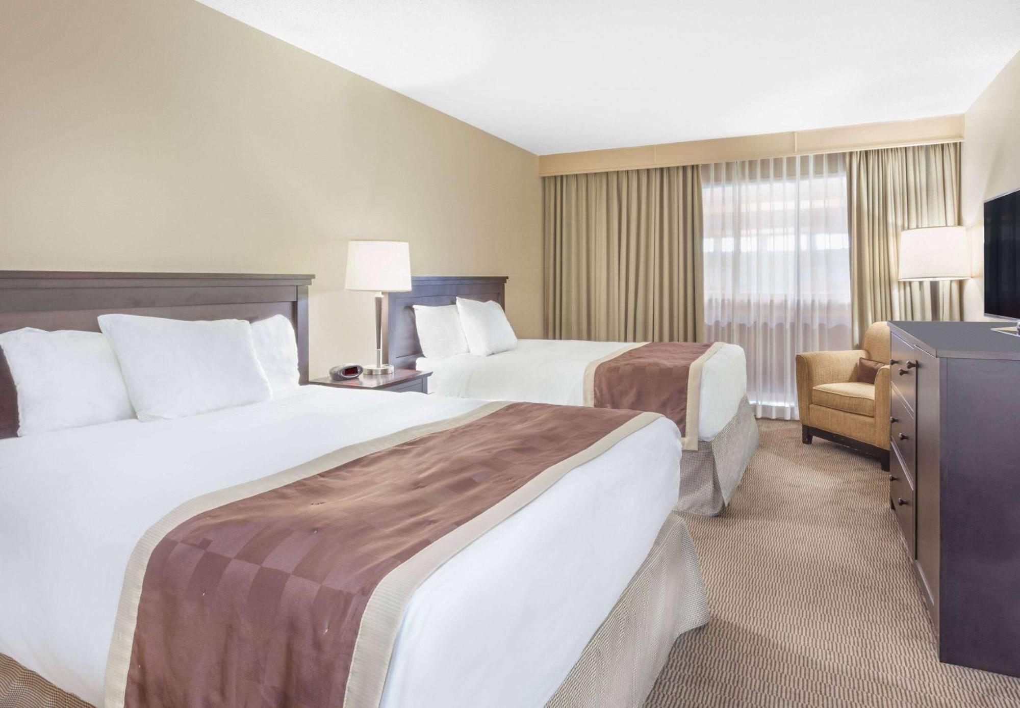 Baymont By Wyndham Red Deer Hotel Exterior photo